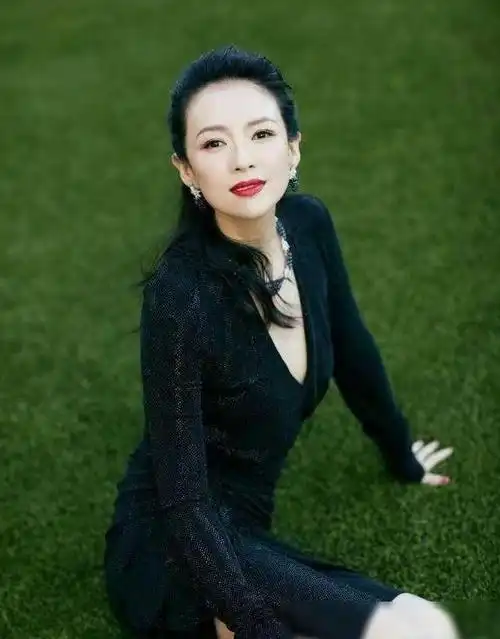 在娱乐圈,每一次走上红毯都是一场视觉盛宴,但对于章子怡来说,走红毯