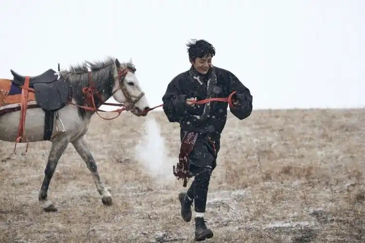 上游时尚丁真时尚芭莎八月刊大片是笑起来最真挚可爱的甜野男孩