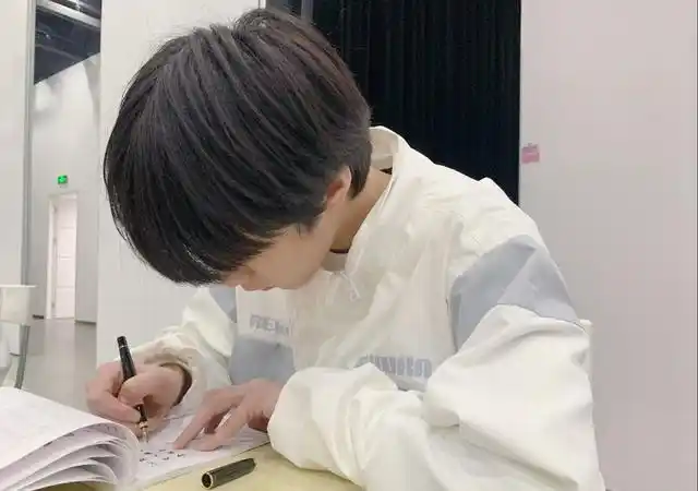 时代少年团刘耀文的女友视角,看了这些图片立马变成女朋友!