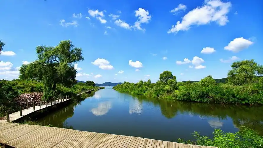 夏日的棋盘山青山绿水,花草树木郁郁葱葱,风景美丽诱人!