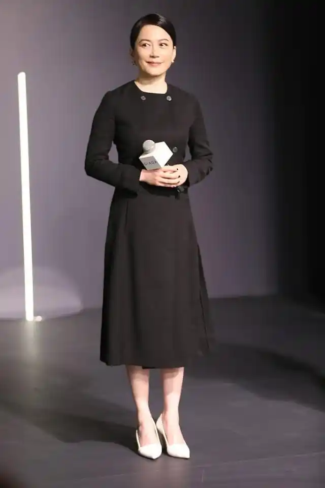 俞飞鸿真是端庄的代名词,优雅大气还有女人味,穿着打扮也加分