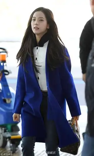 组图:blackpink现身金智秀宝蓝色外套惹眼 金智妮深色系显低调