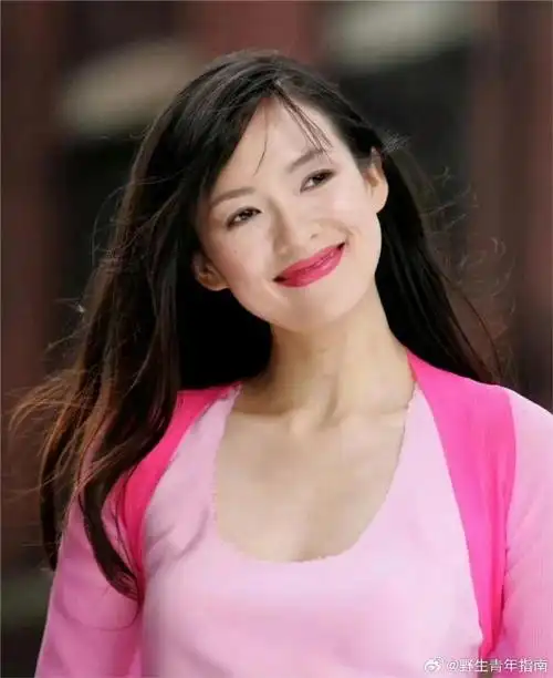 2005年,美国纽约街头,美宝莲广告拍摄现场,26岁的章子怡,有种超凡脱俗