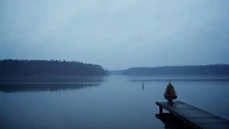 清新的湖泊风景摄影图片高清宽屏桌面壁纸