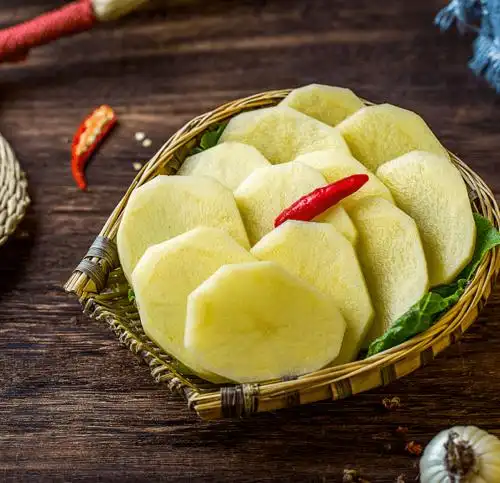 蔬菜中最美味的应该就是土豆了吧把切成薄片的土豆放入锅中"土豆片