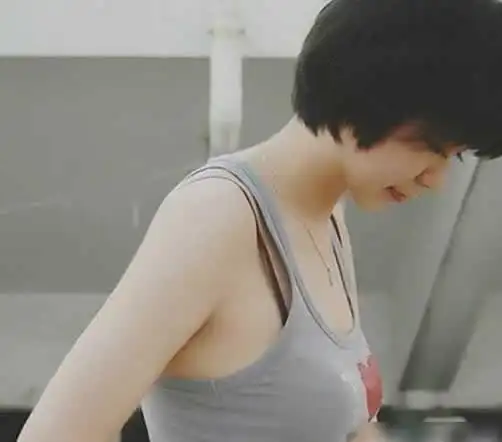 睡前按摩丰胸法图例睡前按摩丰胸操教让胸部自然变大