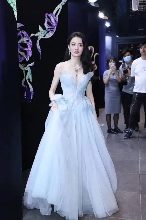 徐璐穿蝴蝶结礼服秀性感事业线 精致妆容超养眼