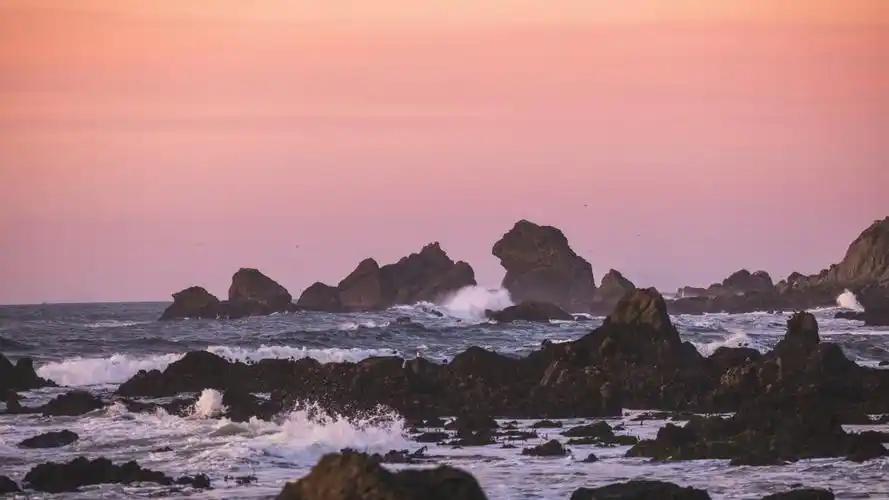 拍打礁石的海浪图片-风景壁纸-高清风景图片-第6图-娟娟壁纸