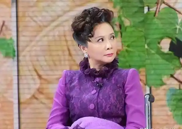 听说蔡明老师最近去菜市场了,照片还被网友传到了网上.