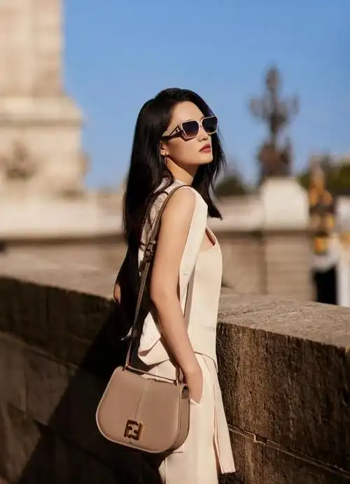 李沁职业套装优雅时尚写真