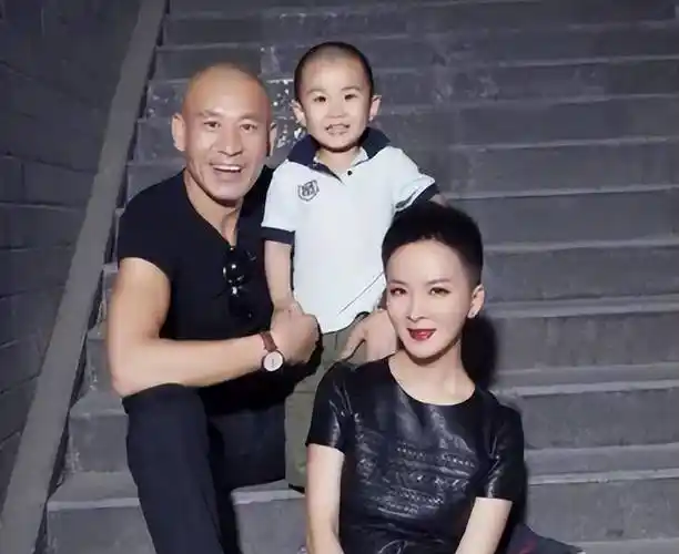 谢兰:嫁演员师小红,丁克11年愁坏婆婆,39岁意外怀孕全家乐开怀_父母