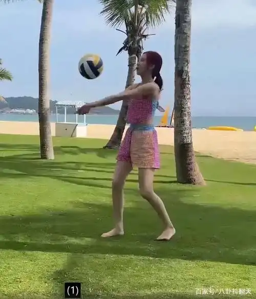 宋妍霏草地上玩排球,双脚成全身最大亮点,这是对环境最大的尊重