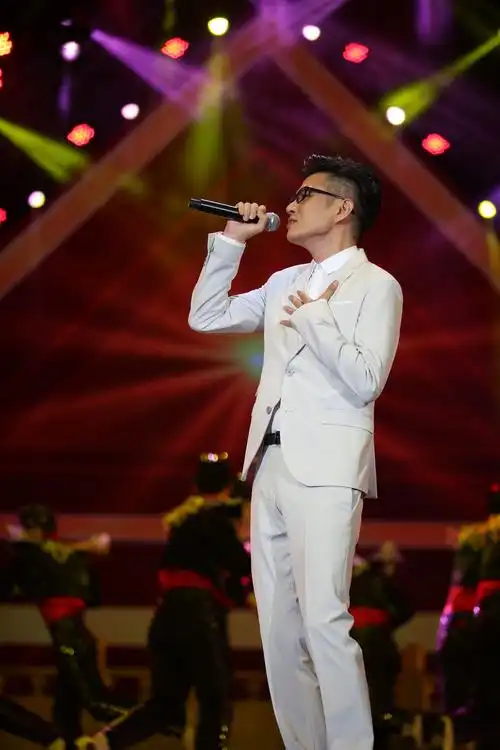 本名王卓实,11月14日出生于中国吉林省吉林市,中国内地流行男歌手