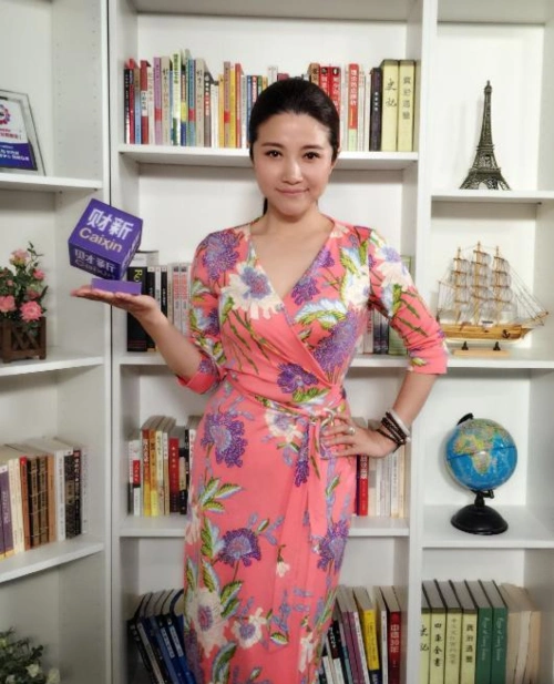 颜丙燕气质真潇洒,粉色印花裙穿得精致不俗气,中年依旧魅力十足