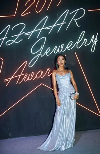 吉克隽逸穿吊带礼服出席活动 优雅大气