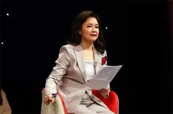 回顾东方卫视袁鸣53岁的她明显有些发福了昔日的女神感全无