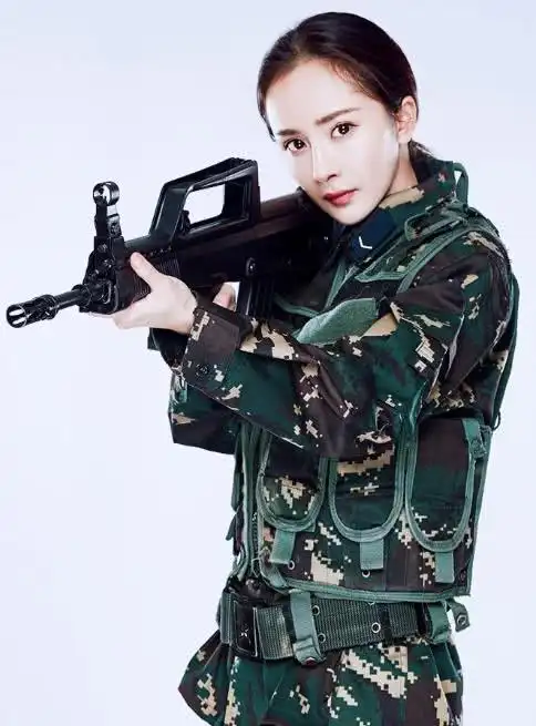 女明星军装照,赵丽颖可爱佟丽娅气质,而她让人看了热血沸腾!