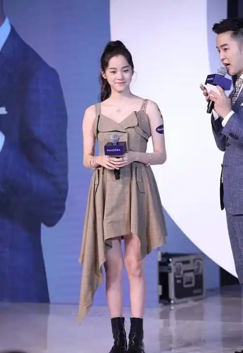 欧阳娜娜才20岁出头,穿着打扮却十分成熟,身材曲线太