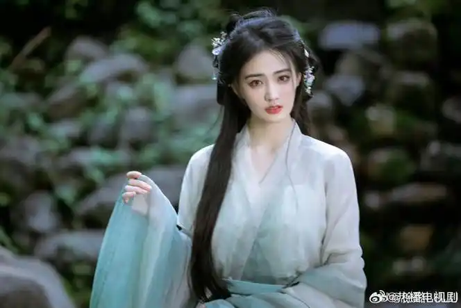 徐璐古风写真🈶 好适合古风造型,清冷感十足……|徐璐|古装剧_新浪