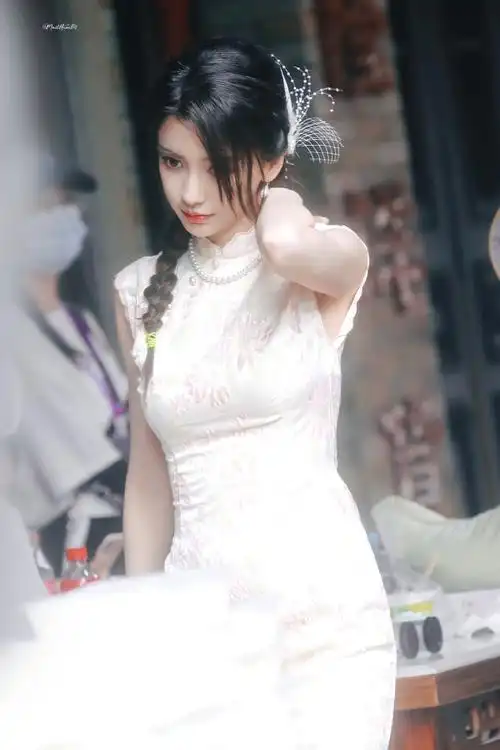 angelababy#baby穿起来旗袍其实也不比杨幂差吧