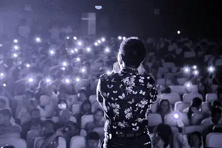 消色星光璀璨演唱会主唱背影图片