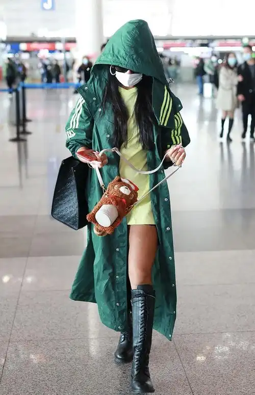 吉克隽逸街拍:ivy park绿色风衣搭配长靴 lv包实用百搭