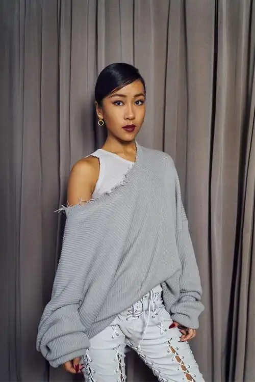 近日,歌手吉克隽逸亮相某直播平台年度盛典,盛典现场吉克隽逸身着灰色