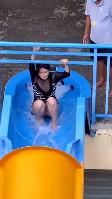 水上乐园拍到这一幕,一看泳装小姐姐就是常客,动作很专业啊!