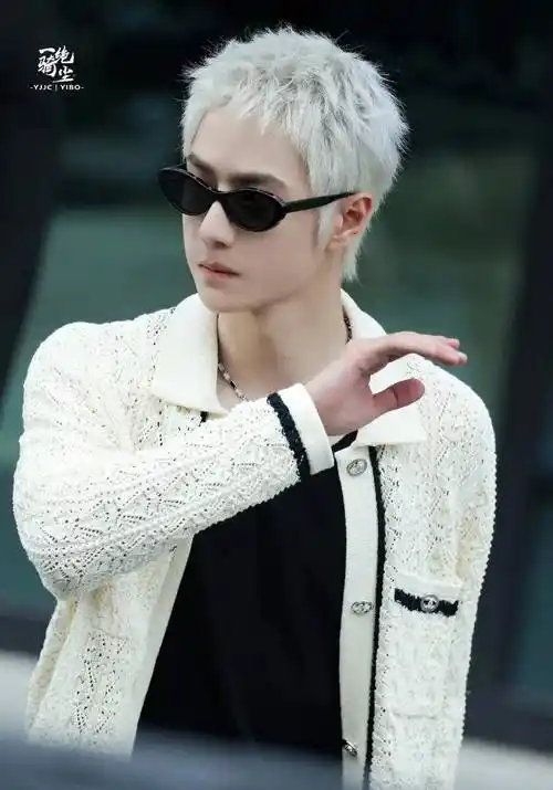 国内娱乐圈美女出国,朱一龙,张艺兴有底气,龚俊,王一博,热巴时尚_照片