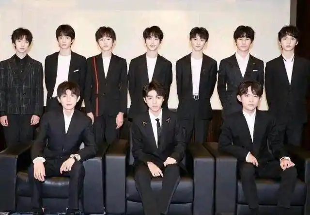 李溪成#任嘉伦 顿时不淡定了 #蓝焰突击一场台风过后,海边搁浅了一艘"