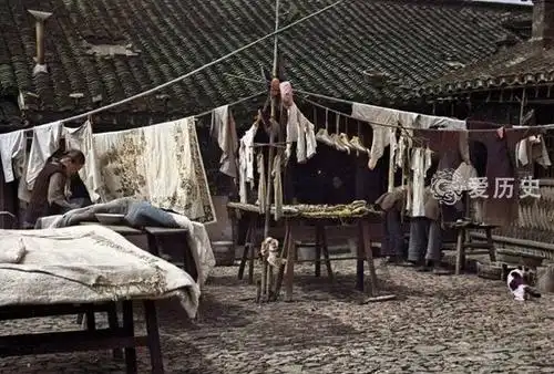 旧上海贫民区上色彩照:住滚地龙的底层百姓 走出传奇的上海大亨