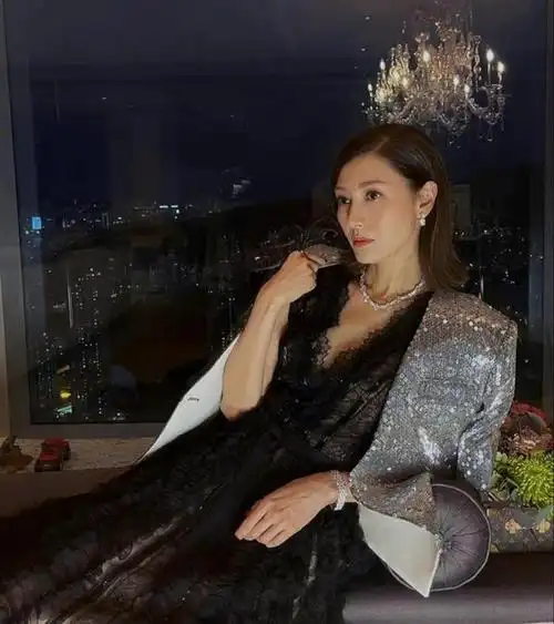 52岁李嘉欣近照,穿红色迷你裙配性感黑丝袜,被网友质疑"装嫩"