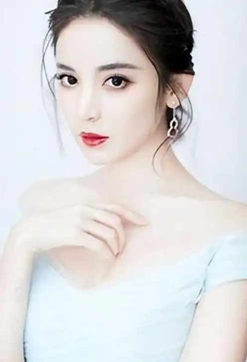 古力娜扎新恋情疑曝光,两人疑已同居,"年轻男友"爱秀床照!