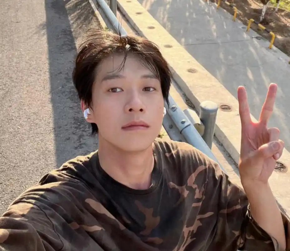 魏大勋的自拍来了,发现他无名指的戒指怎么不见了?