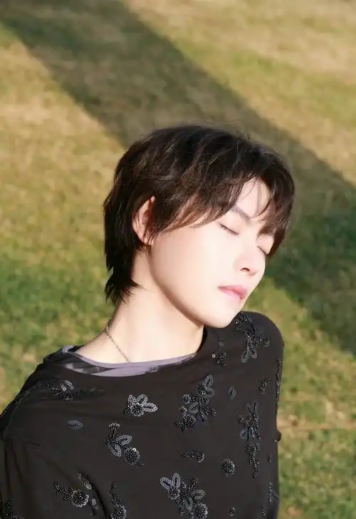 黑色高级感上衣,绝美侧颜惊艳时光__财经头条