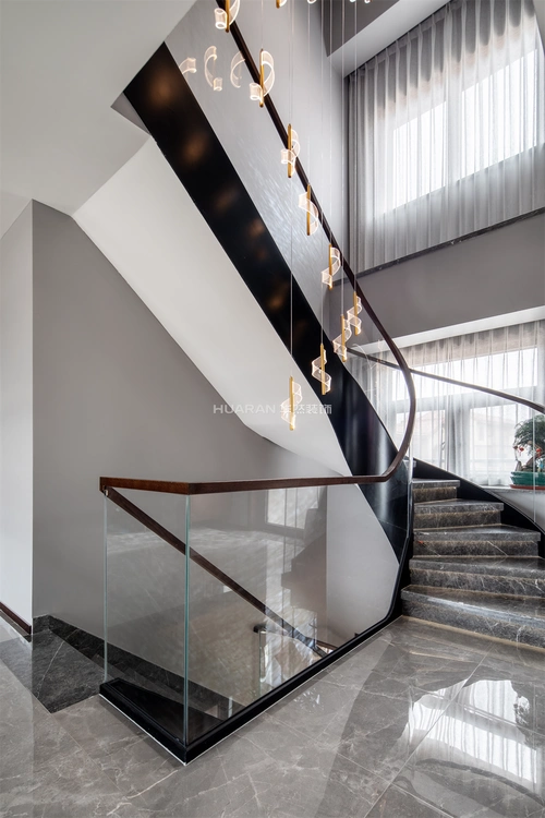 更添梦幻氛围光线透过侧窗洒落搭配玻璃围栏 木质扶手楼梯踏步选用