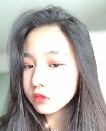 汪峰女儿晒自拍网友这不是王俊凯的女友王凯莉吗