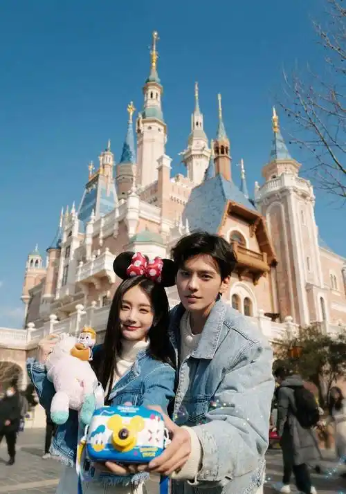 最近还挑战甜蜜3连拍,毕雯珺亲密抱抱李一桐再做深蹲展现男友力,在剧