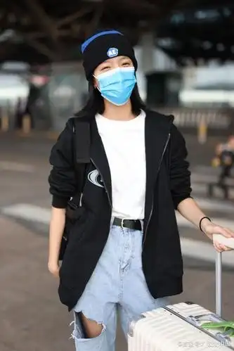 庄达菲黑色毛衣开衫配蓝色牛仔裤造型清爽戴毛线帽乖巧可爱