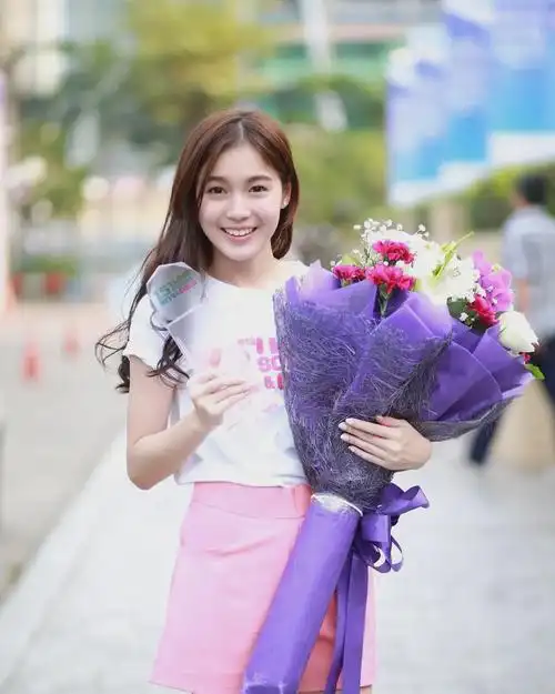 爱妹更是因此获得泰国青少年网站iliketeengate评选的 "年度美少女"