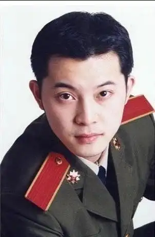 并说以前瘦的感觉自己都神志恍惚了,不像自己,不得不说年轻时的沙溢是