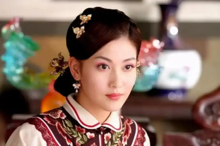 艾莉李彩桦15岁出道为父母还债豪门婚姻维持了19个月