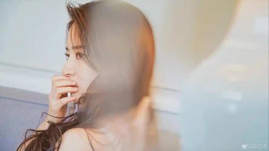 天仙刘亦菲晒慵懒写真 闭眼撩发醉人(图)