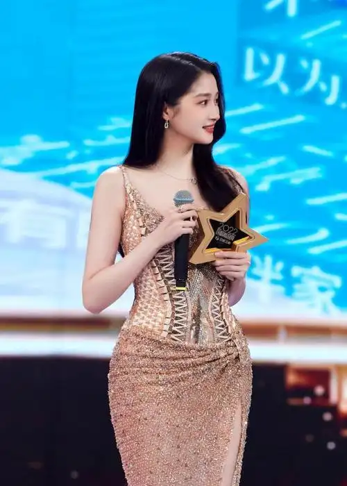 关晓彤的时尚品味备受瞩目,穿亮片土黄色左开叉吊带裙,时尚前卫|妆容