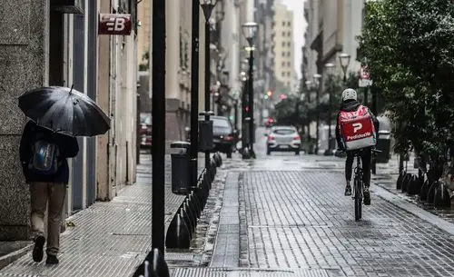 5月22日,行人走在阿根廷布宜诺斯艾利斯空旷的街道上.新华社/法新