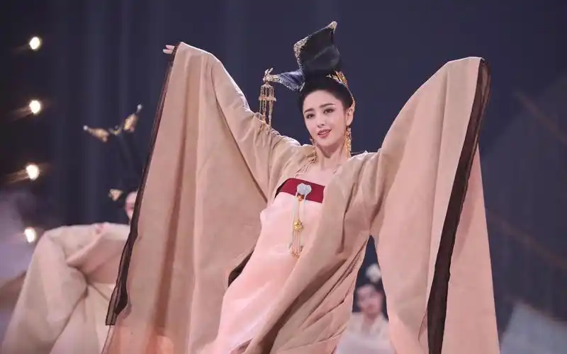 [音乐现场】佟丽娅《芒种》舞蹈现场版,好优雅的舞蹈好美的丫丫,姐姐