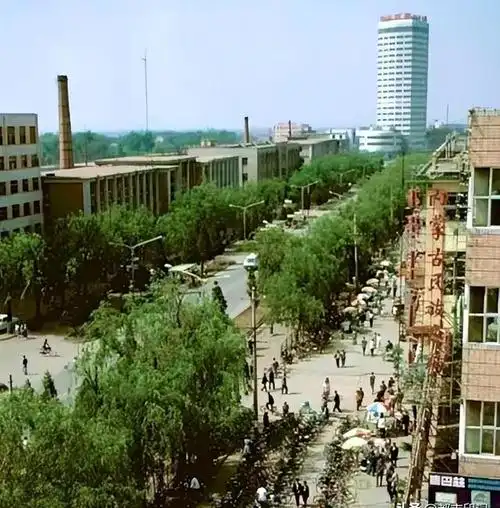 从呼和浩特的过去到现在,这座城市有着丰富的历史和变迁.70年代时