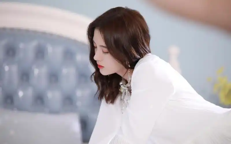 鞠婧纯白仙气高清桌面壁纸