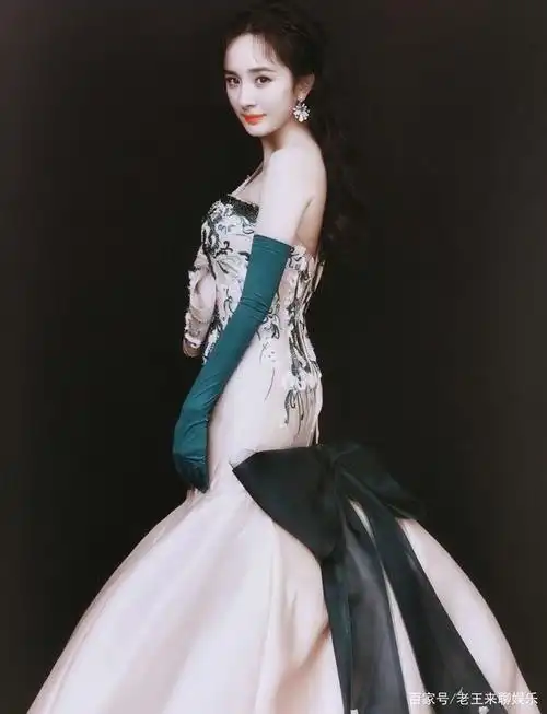 杨幂出席活动穿搭晚礼服,凹凸有致的好身材