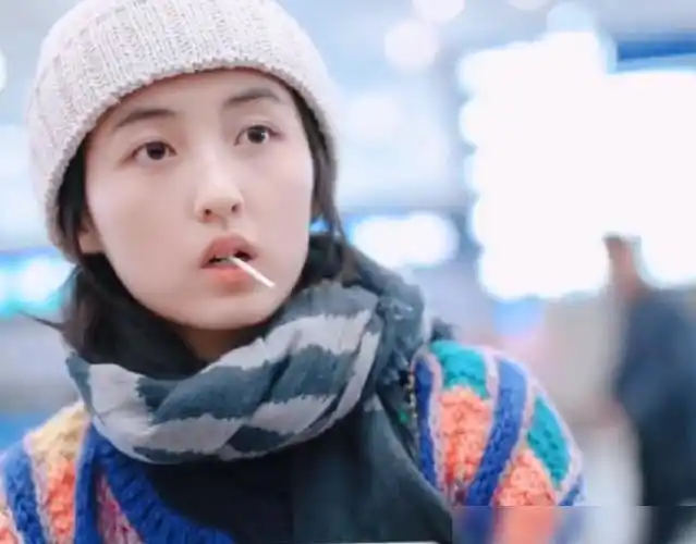 张子枫吃棒棒糖现身机场看清糖的模样贫穷限制了我的想象